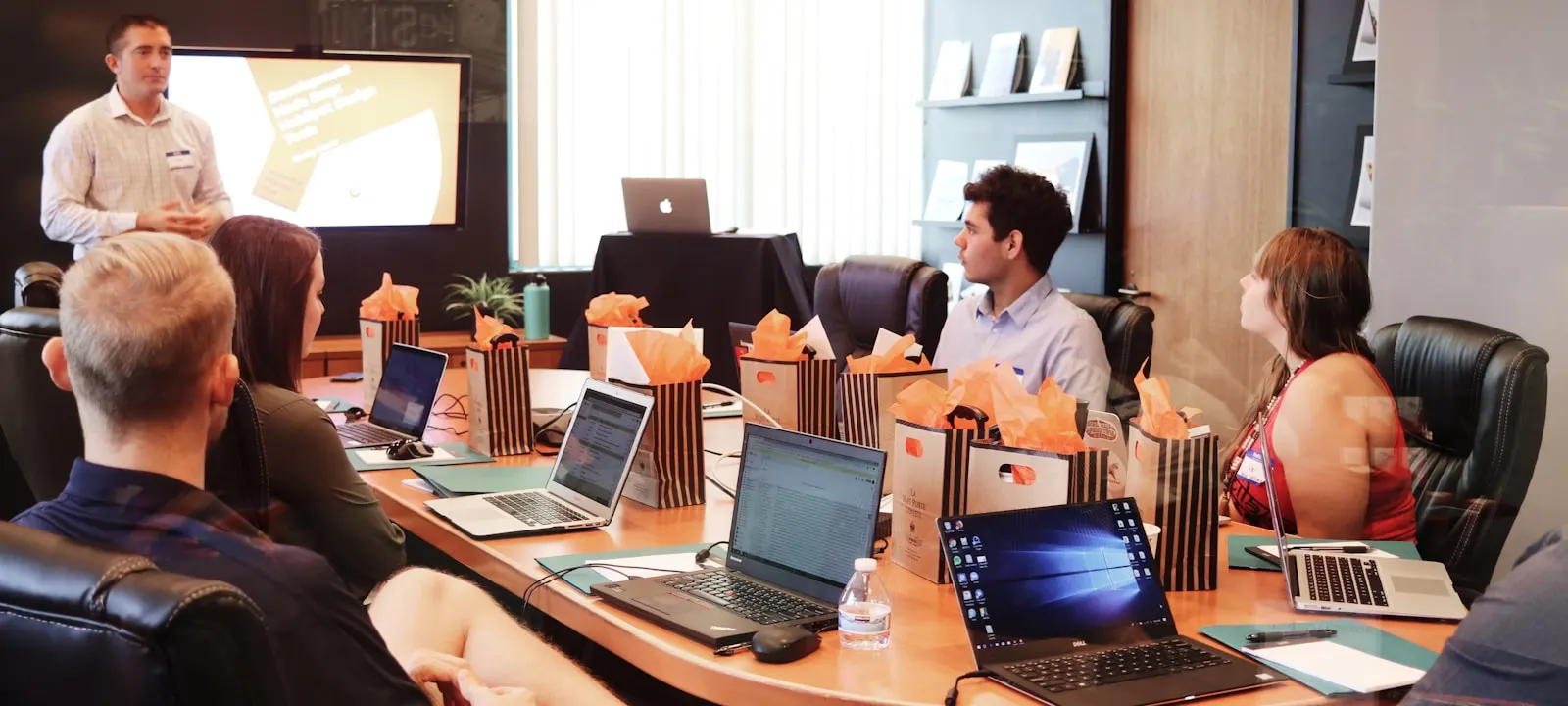 Team al lavoro in un ufficio moderno durante la pianificazione di un'espansione aziendale