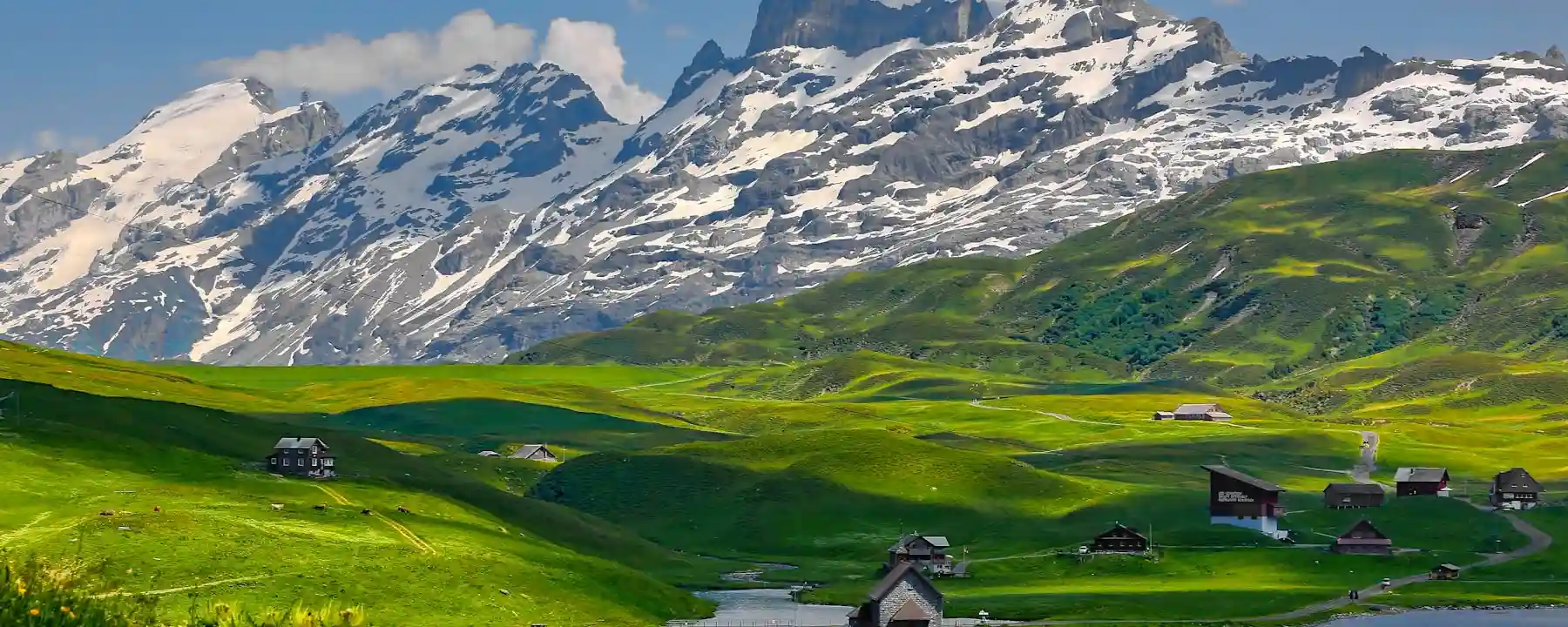 Veduta del Canton Ticino con il lago e le montagne svizzere